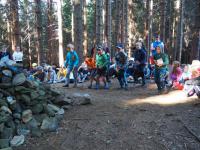 Pokladame kameny k mohyle.JPG